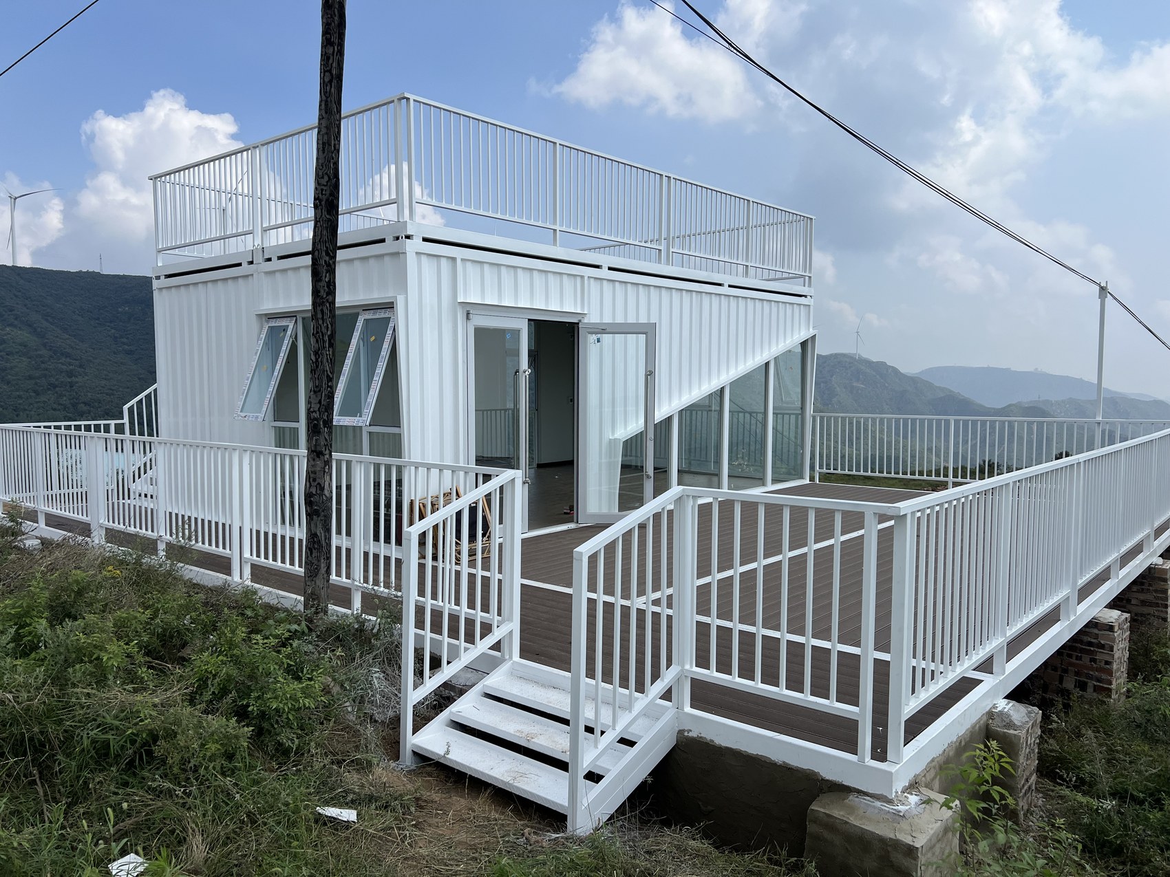 伏羲山山顶集装箱咖啡店休息室完工后的入口与外部平台