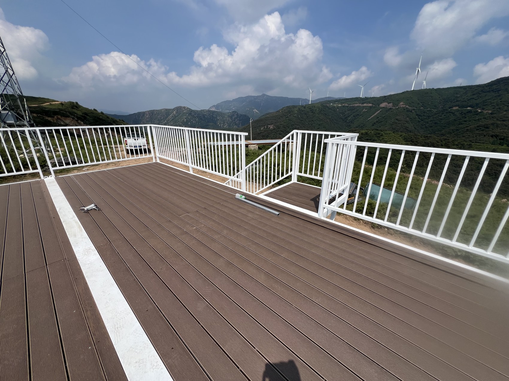 伏羲山滑翔伞基地集装箱咖啡店屋面观景露台完工实景