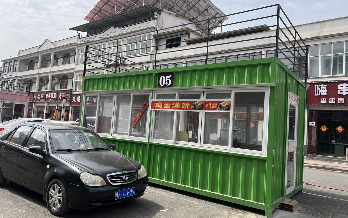林州临淇镇绿色集装箱商铺和二层栏杆完工实景