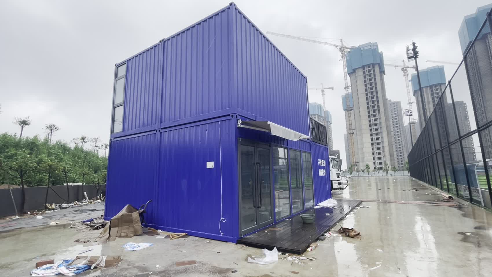 河南郑州市中原区洛尔体育公园足球场集装箱接待中心完整外观