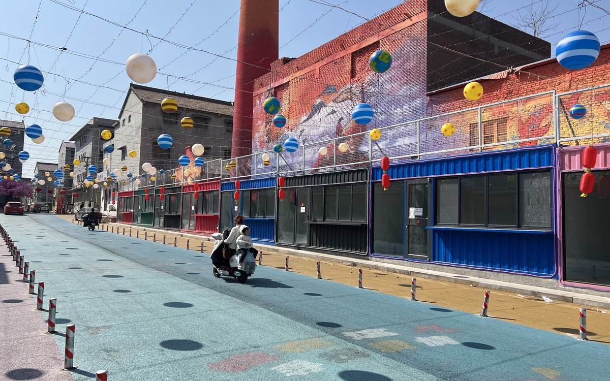 武陟集装箱商业街彩色商铺沿街实景