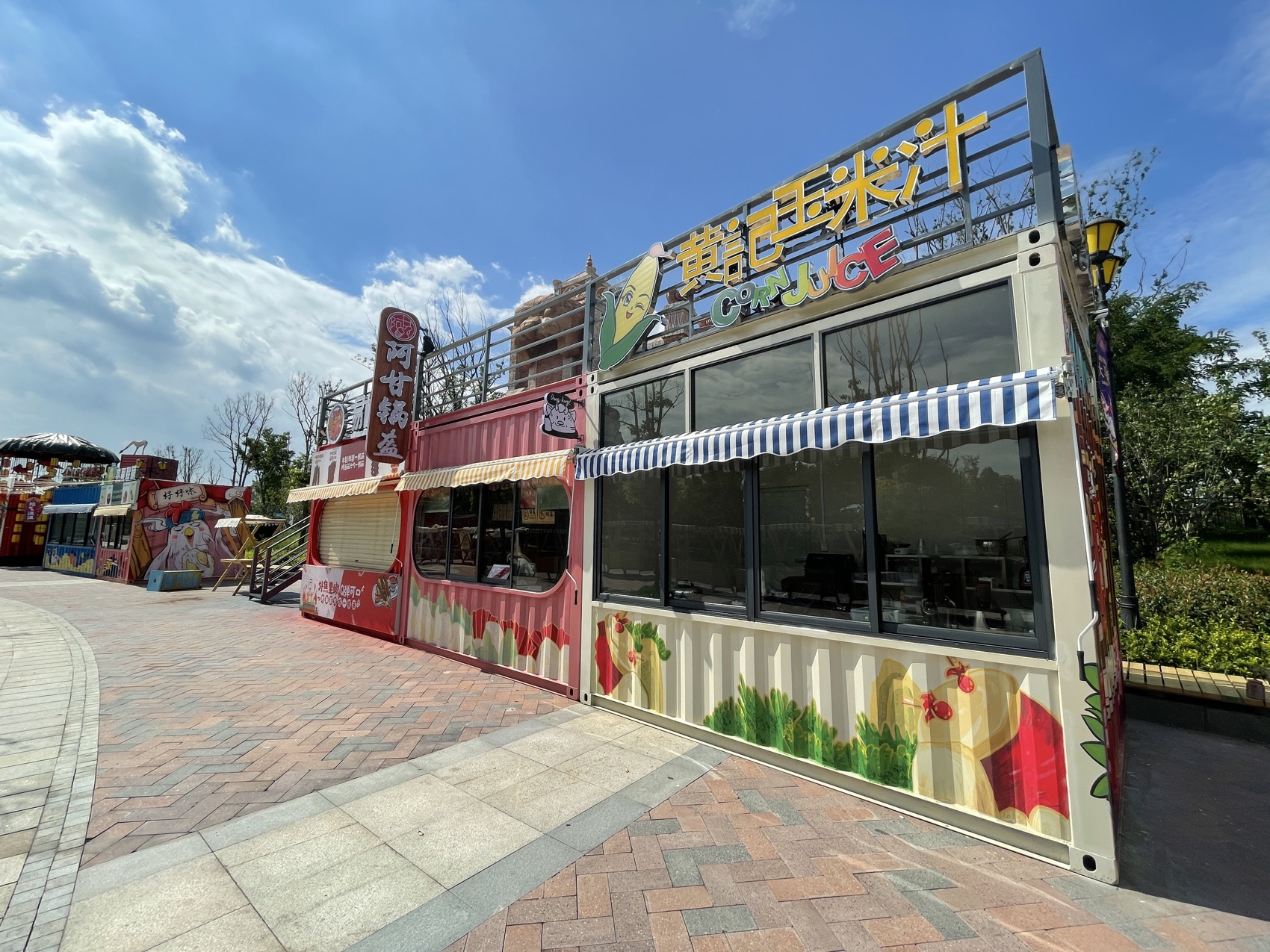 银基动物王国集装箱商业街白色和粉色餐饮商铺完工实景