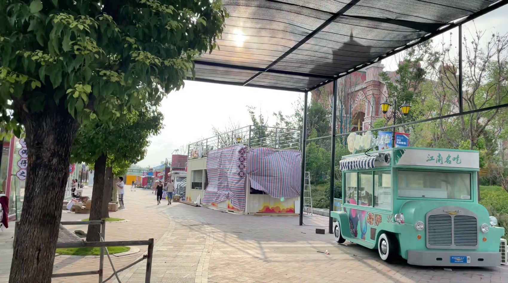 银基动物王国集装箱商业街安装阶段街区通道实景