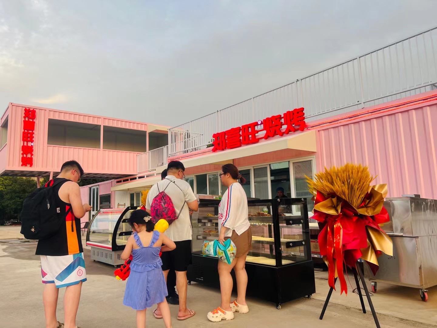 银基乐海水世界集装箱商业街入口与商户进场实景