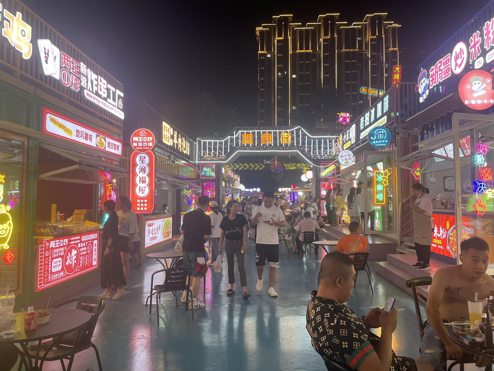 运城星河广场集装箱商业街夜间客流运营实景