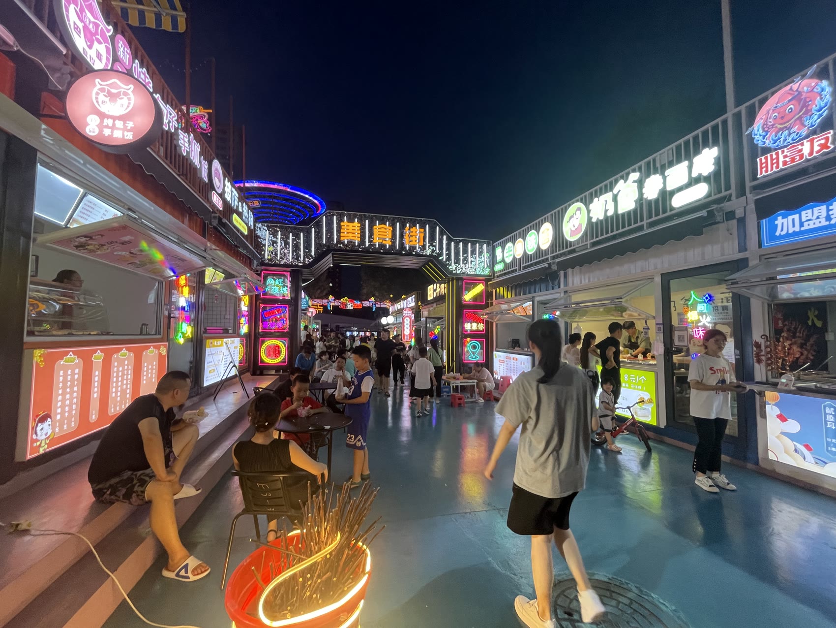 运城星河广场集装箱美食街夜间店铺和客流