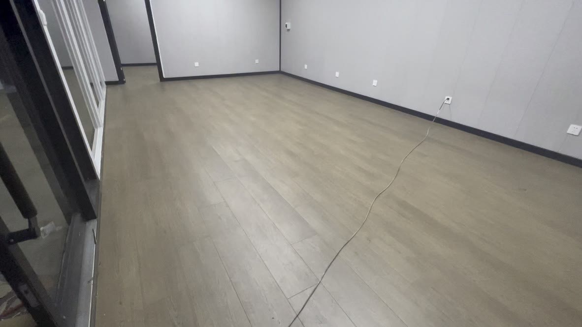 禹州集装箱营销中心复合木地板与室内墙面完工