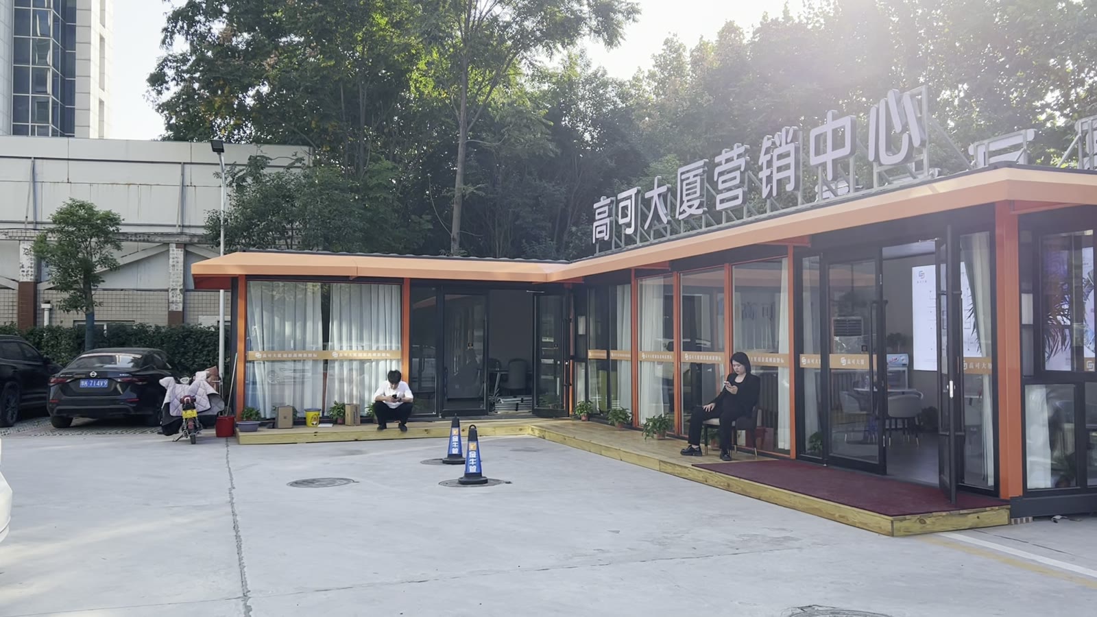 禹州模块化营销中心玻璃立面和连续雨棚实景